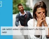 Kobieta płacze, zasłaniając twarz dłońmi. W tle widać oddalającego się mężczyznę. Jak sobie poradzić z odrzuceniem przez faceta? Life coach radzi.